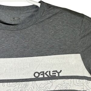 Oakley Shirt Mens M/L‎ Gray White Graphic Tee Logo Adult Crew Neck